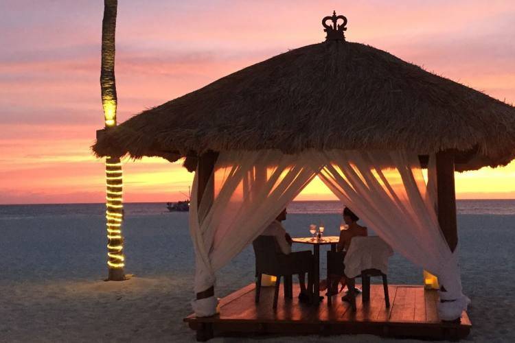 Cena romantica sulla spiaggia