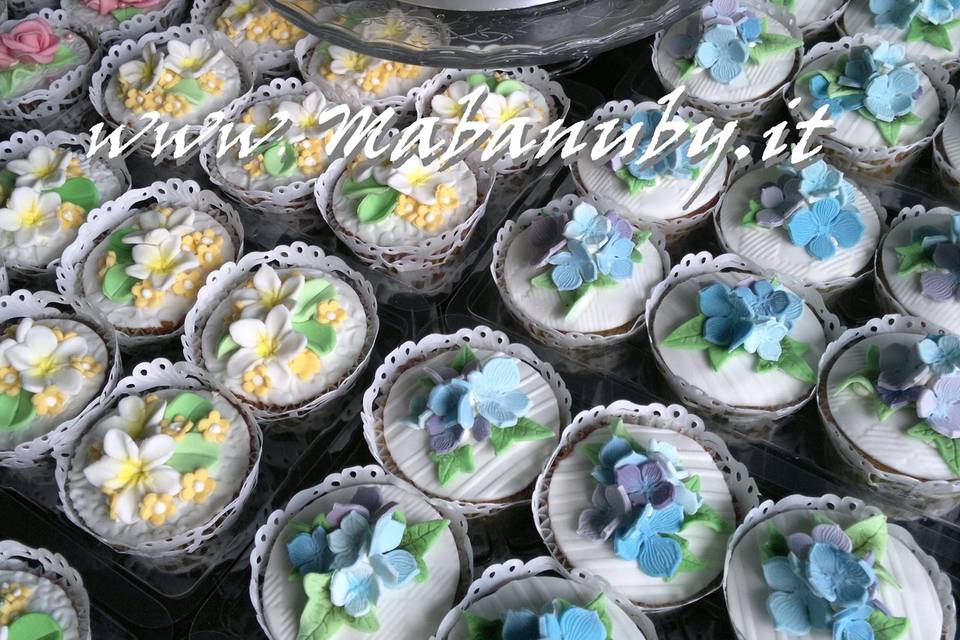 Wedding flowers cupcakes