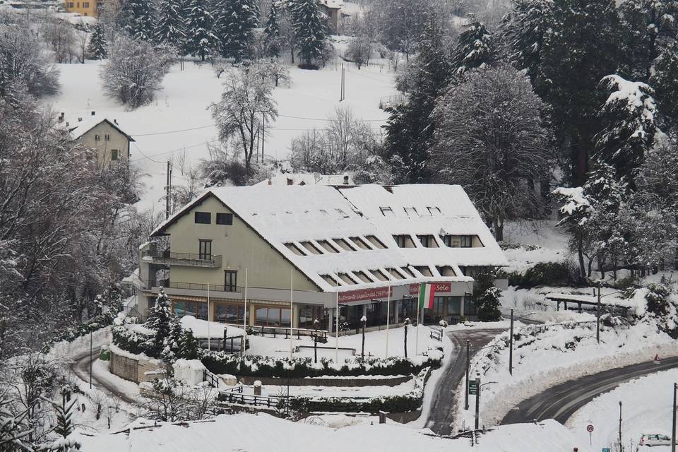 La struttura ricoperta da neve