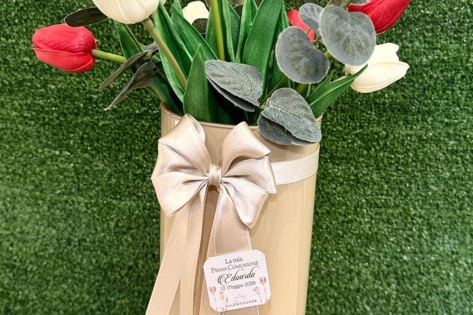 Vaso con tulipani ed eucalipto