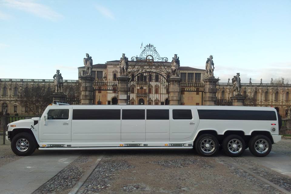 Hummer limousine sposi