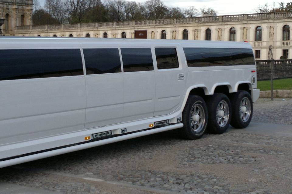 Hummer limousine triplo asse