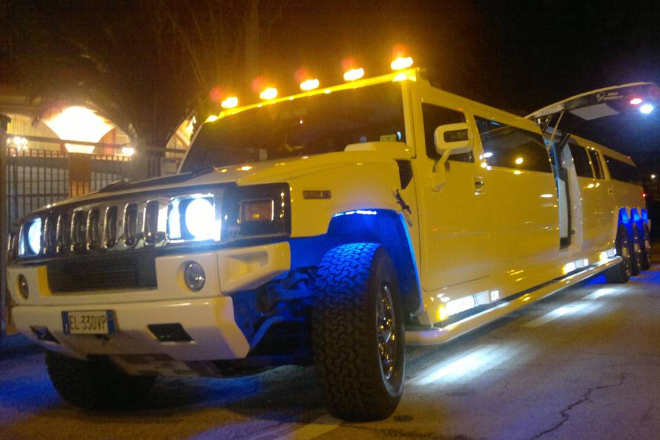 Hummer limousine notturno