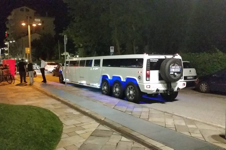 Hummer Limousine di notte
