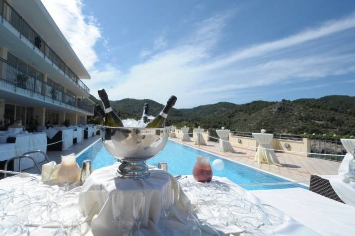 L'aperitivo ai bordi piscina