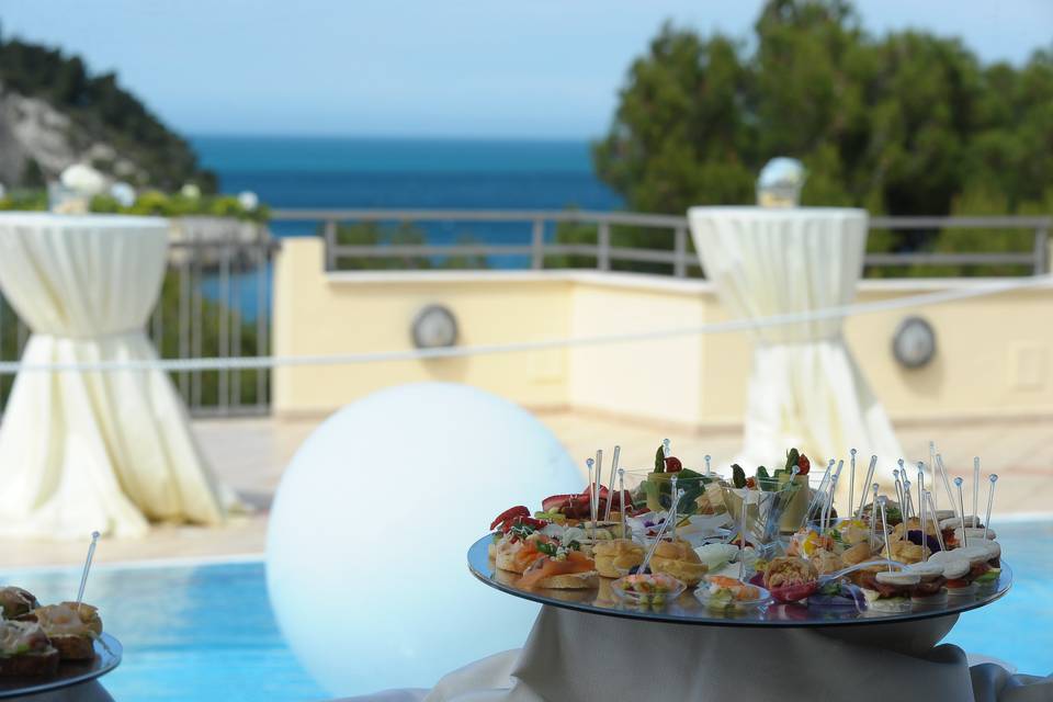 L'aperitivo ai bordi piscina