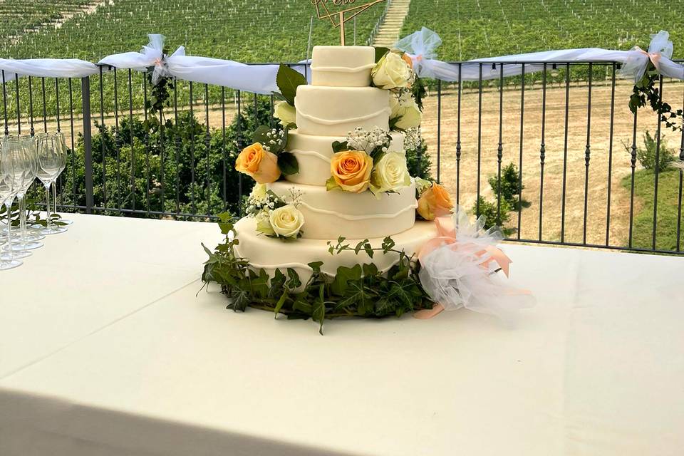 Torta nuziale in terrazza