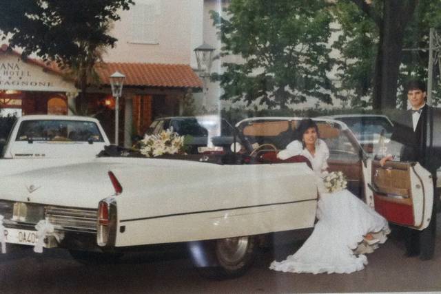 Gli sposi e la cadillac