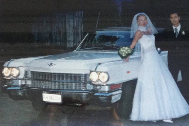 Gli sposi in Cadillac