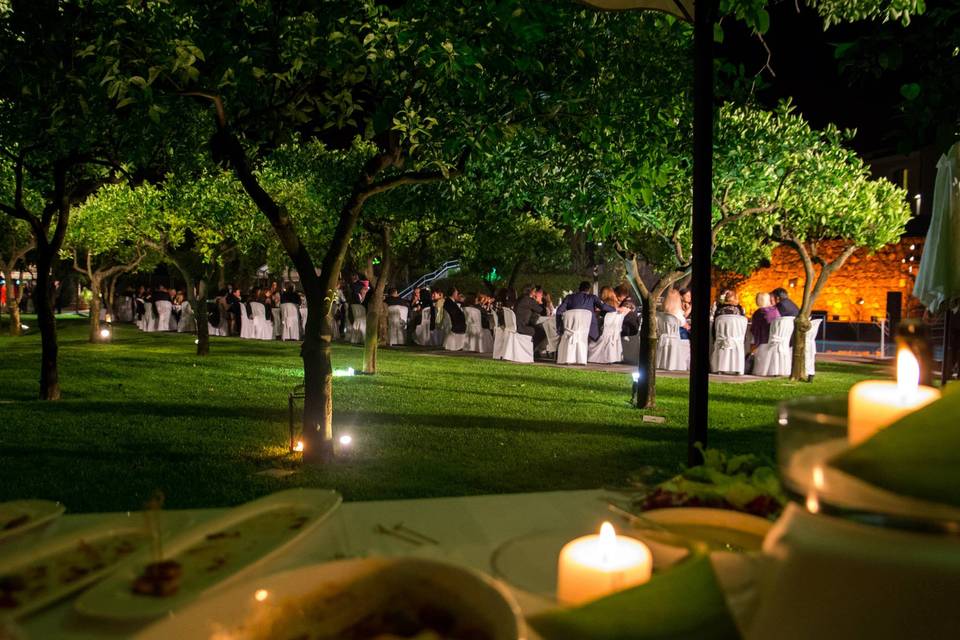 Cena a bordo piscina