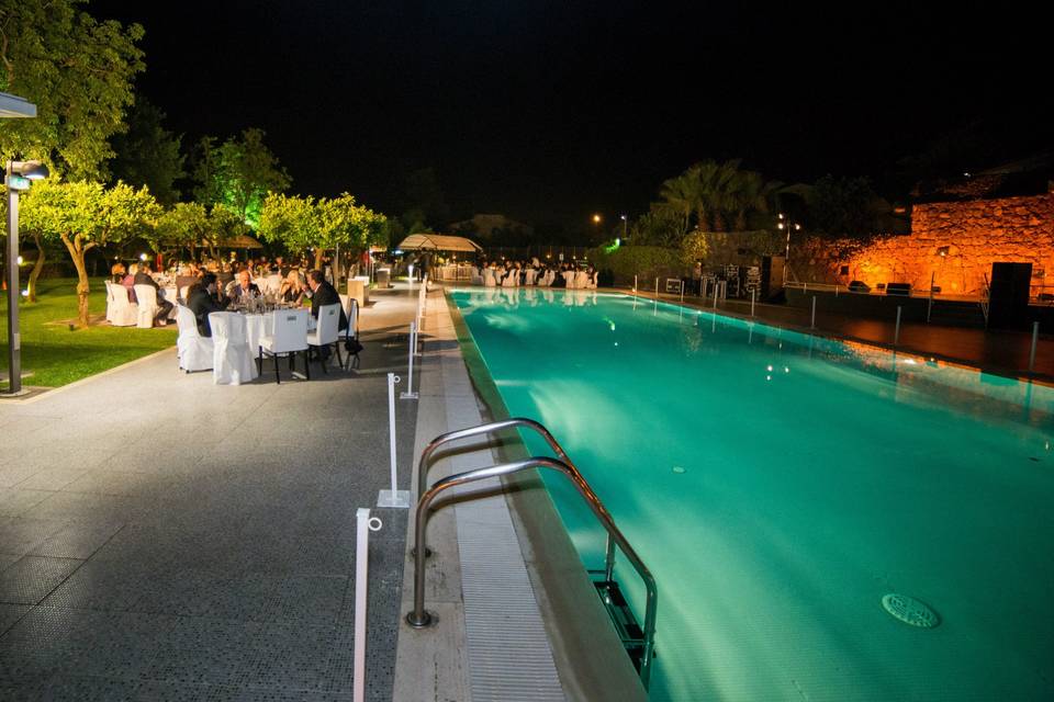 Cena a bordo piscina