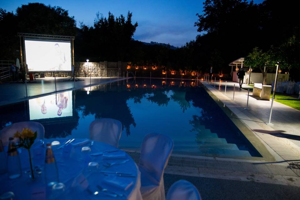 Cena a bordo piscina