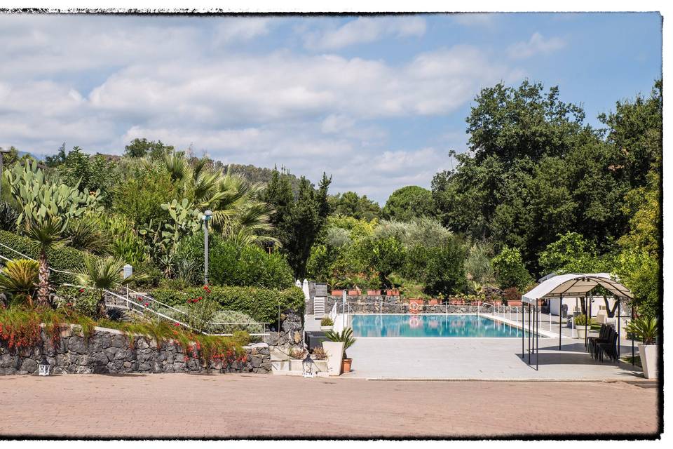 Piscina immersa nel verde