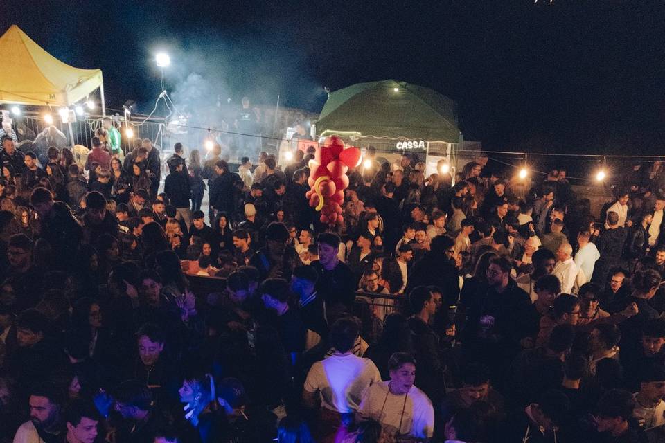 Noi in una grande festa comuna
