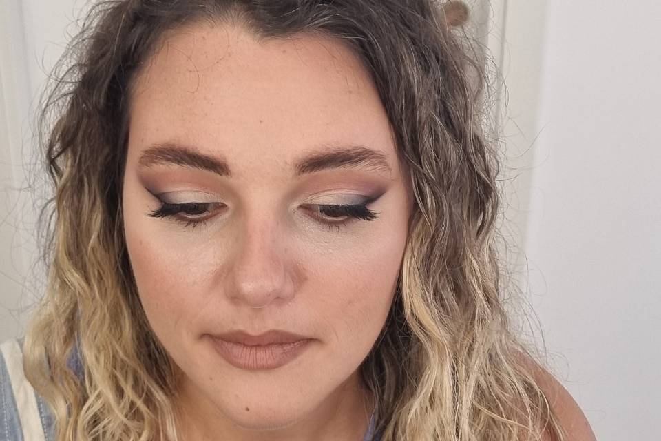 Bridal locked beauty make up