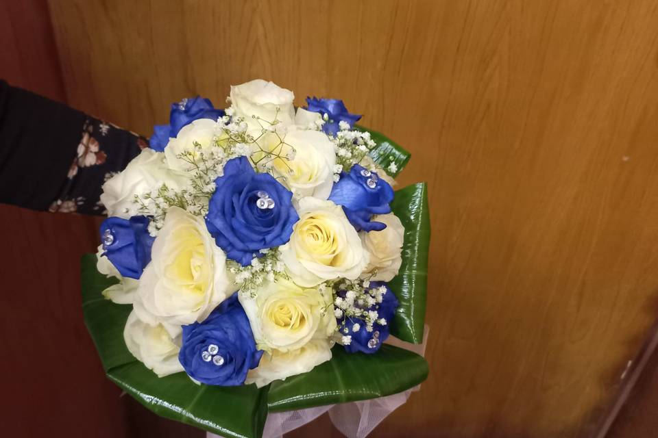 Bouquet di rose blu e bianche