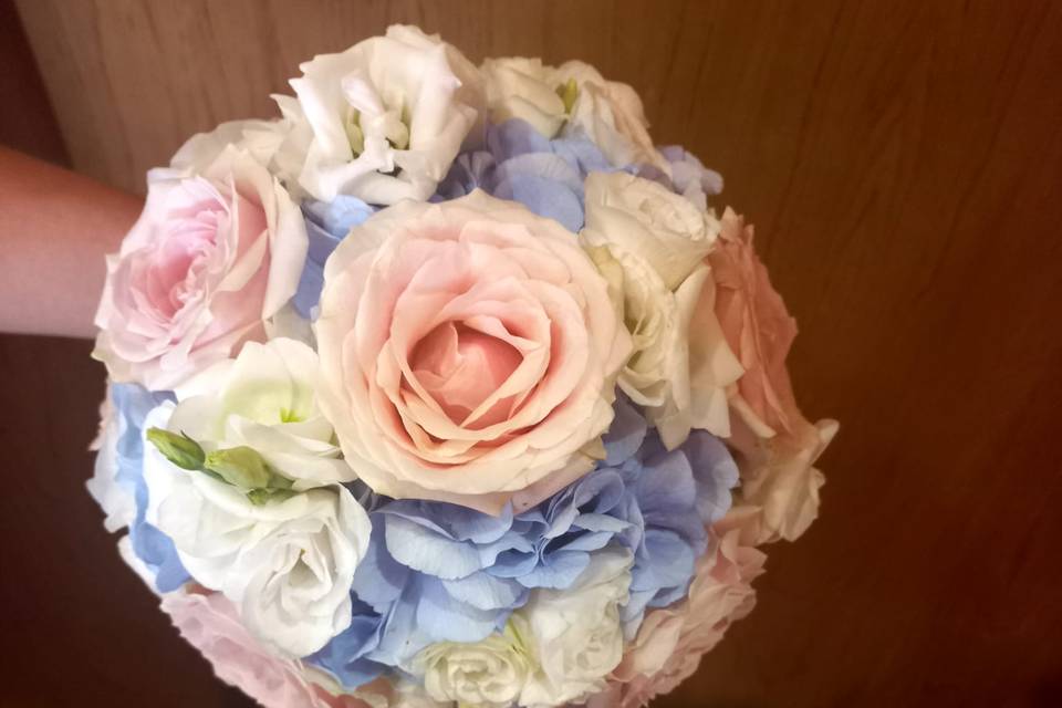 Bouquet tondo rose e ortensia