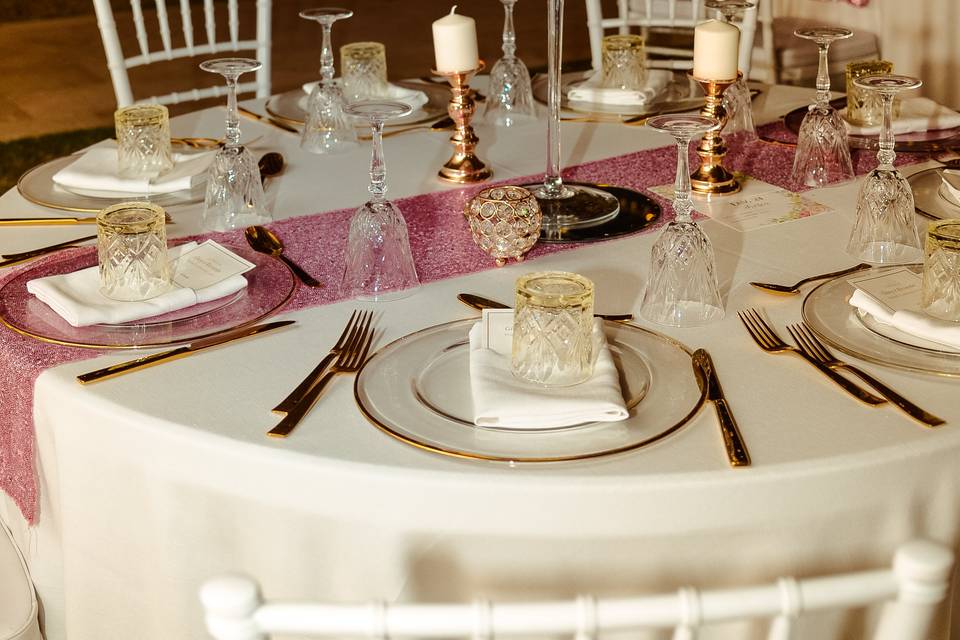 Allestimento tavoli in rosa