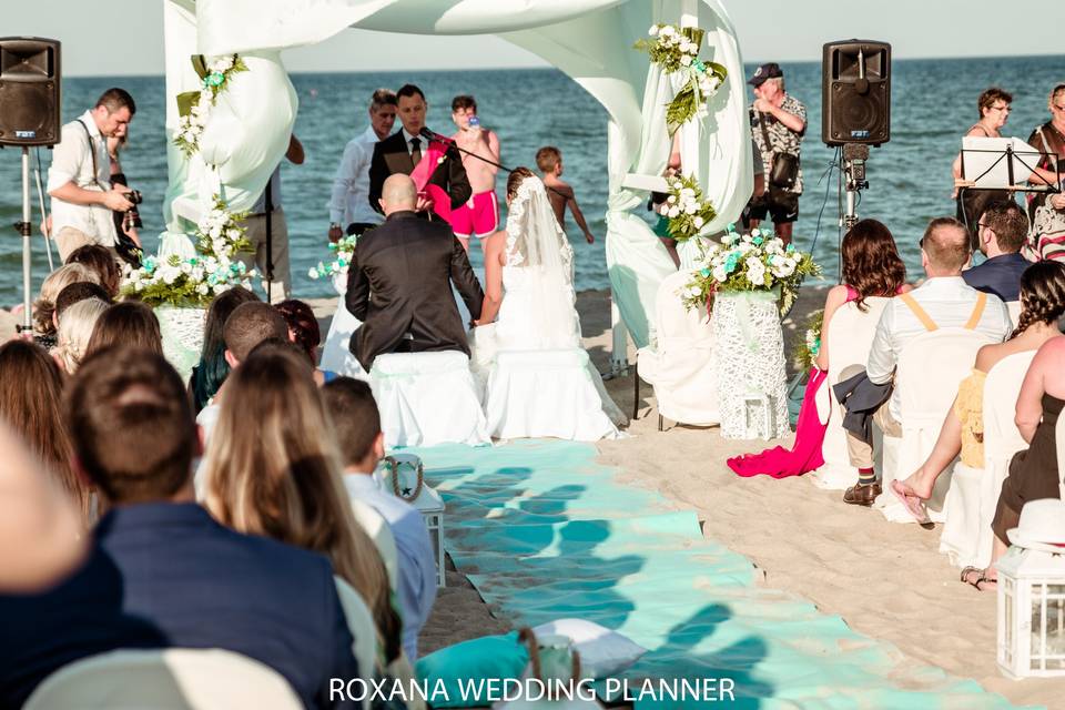 Matrimonio spiaggia rosa