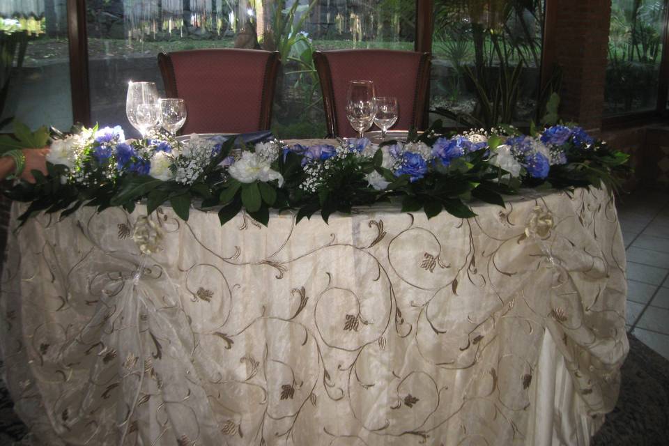 Allestimento tavolo sposi