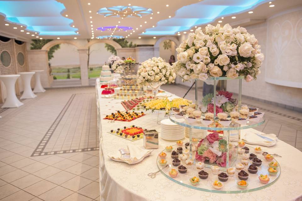 Gran buffet di dolci e frutta