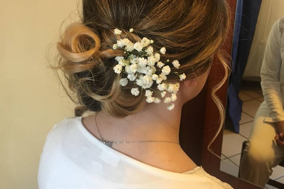 Acconciatura sposa e fiori