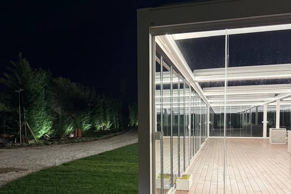 Salone e vialetto parcheggio