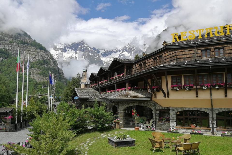 IH Hotels Courmayeur Mont Blanc logo