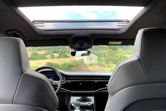 Audi Q8 interno