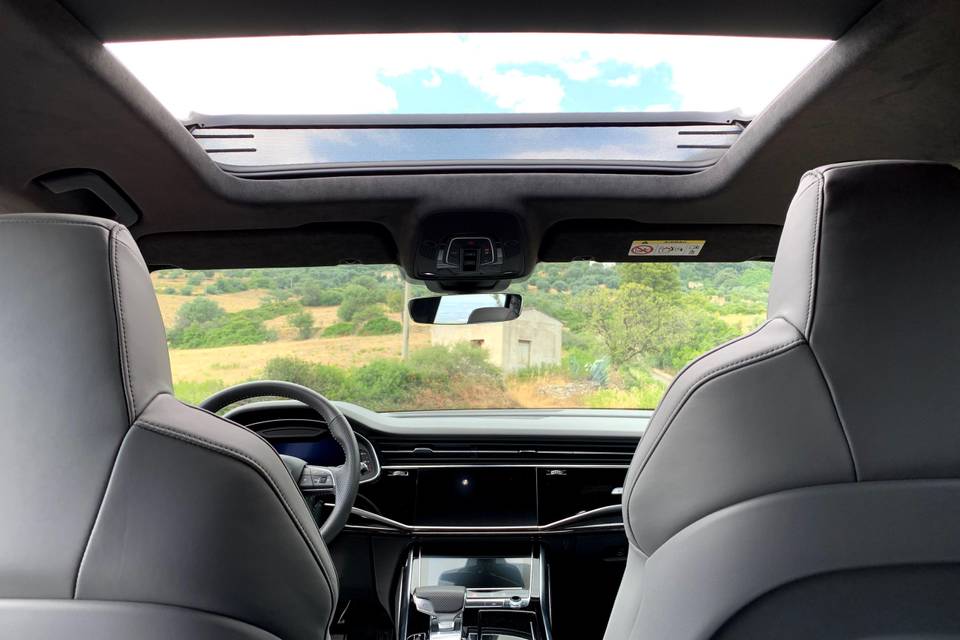 Audi Q8 interno