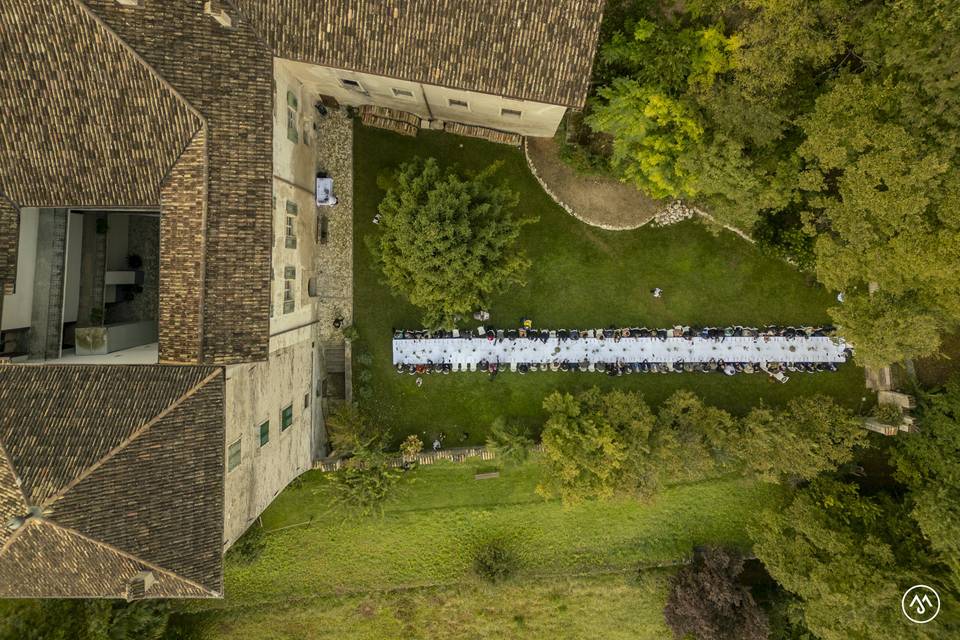 Cena nel giardino del bosco
