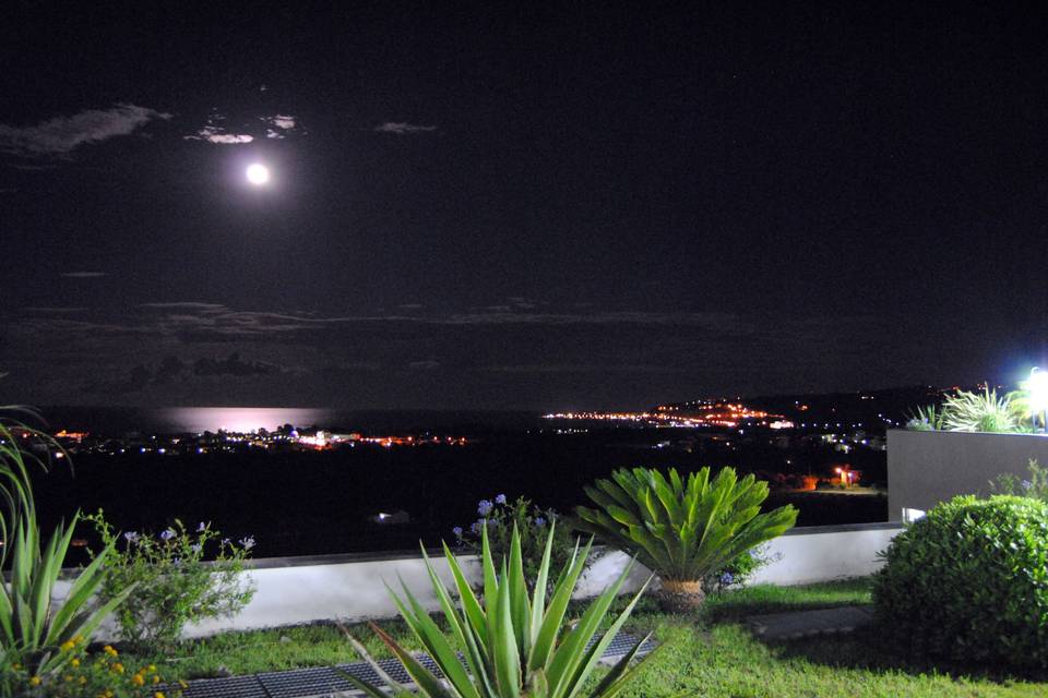 Vista notturna dal Mirabeau Park Hotel su Soverato