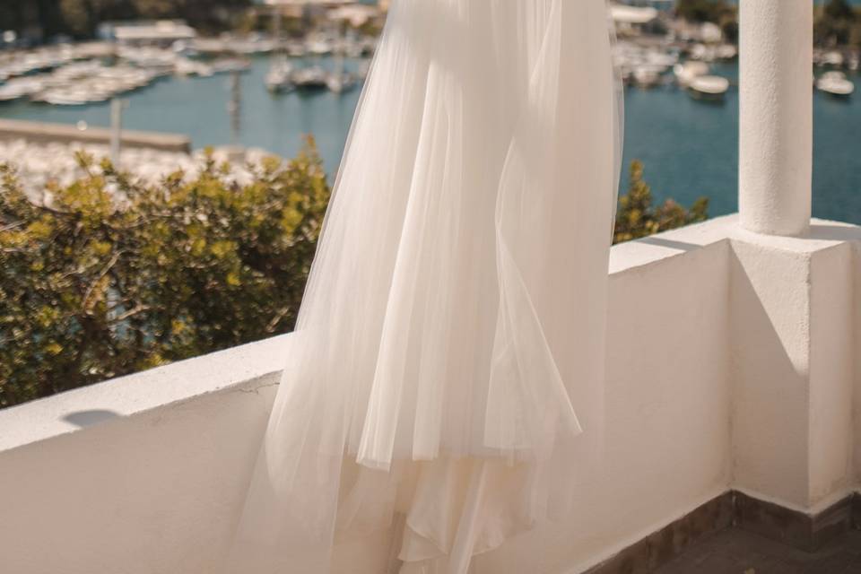 Detail: the bride dress