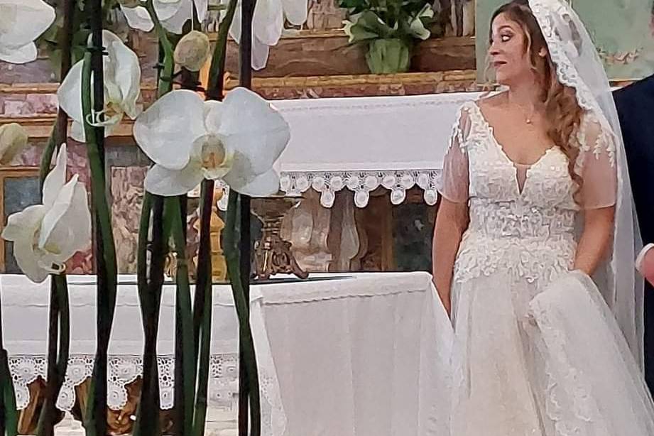 Sposa con i suoi fiori preferi