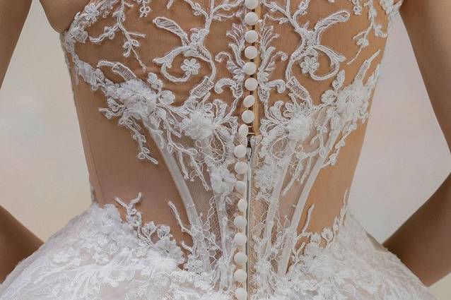 Amigoni sposa schiena nuda