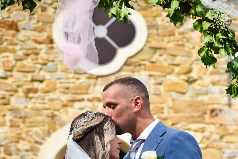 Bacio sulla fronte