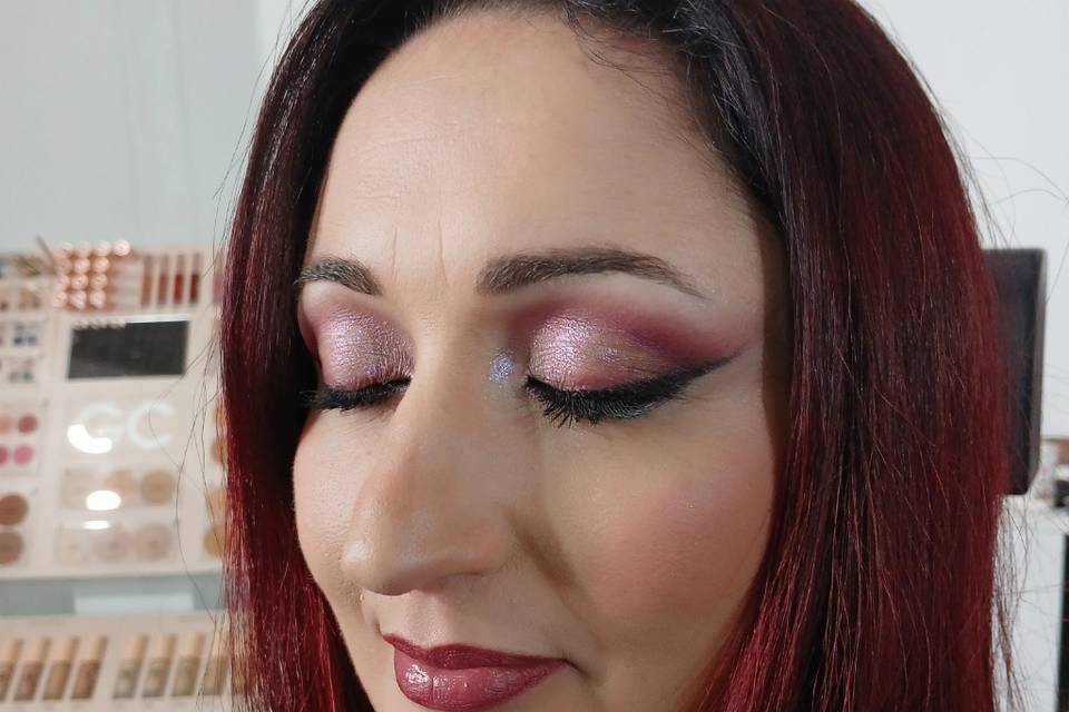Makeup cut crease