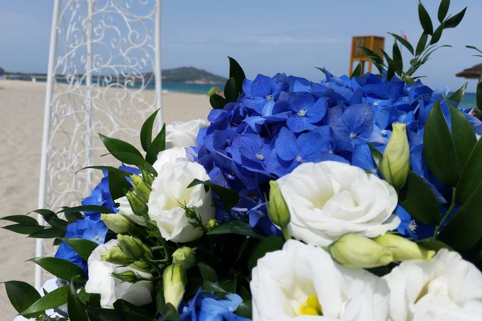 Composizione ortensie e rose