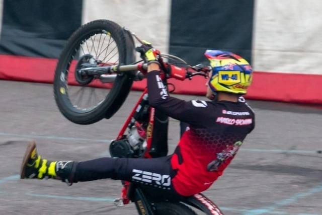 Esibizione con moto da trial