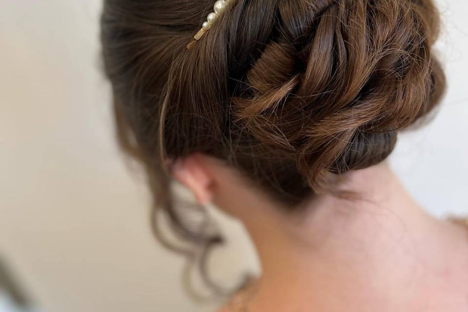 Chignon basso con dettaglio