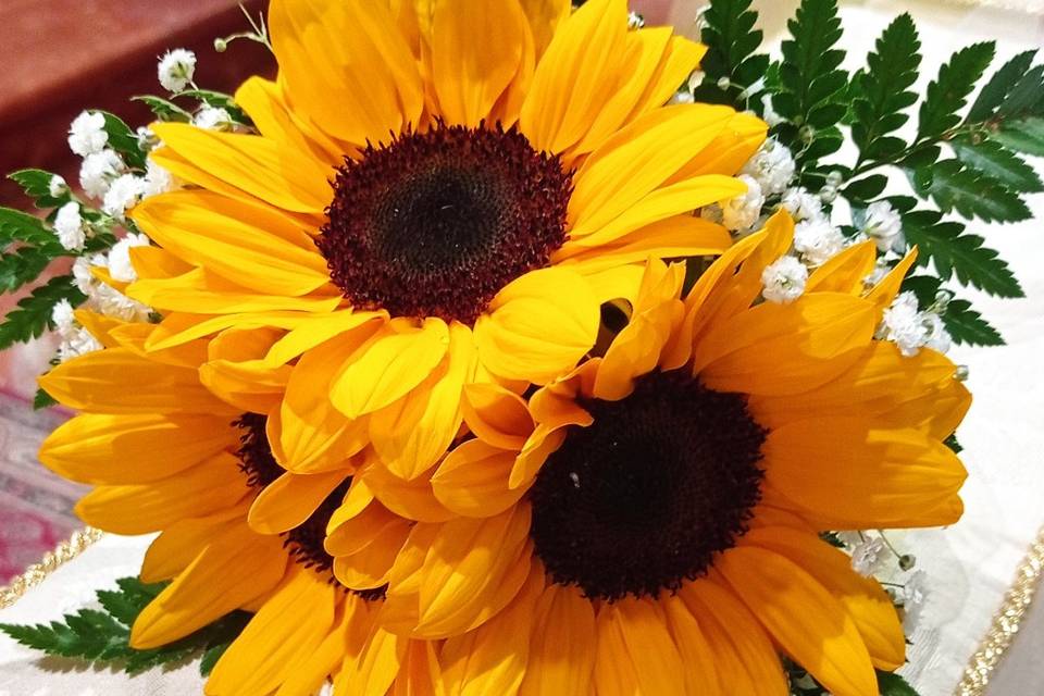 Bouquet damigella con girasoli