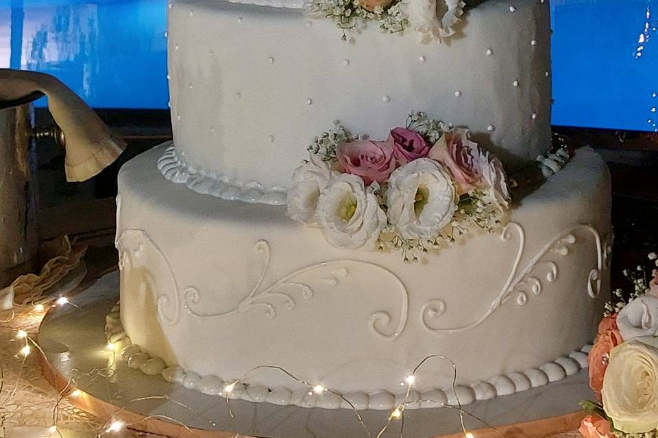 Torta con rifiniture eleganti