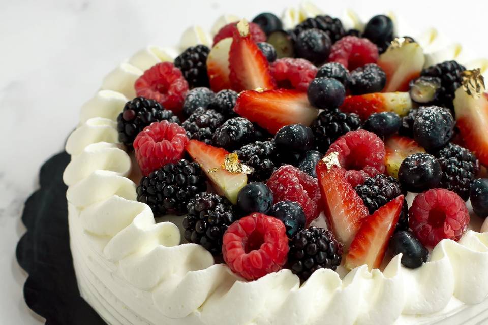 Pan di spagna, crema, frutta