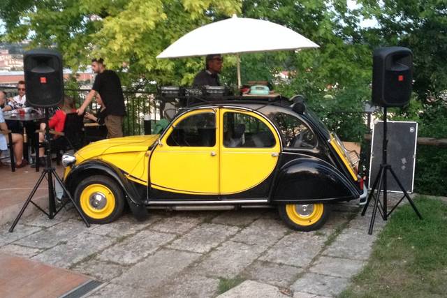 2Cv SoundTruck & DJ Dee