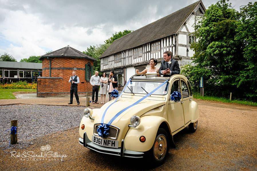 Wedding in 2cv