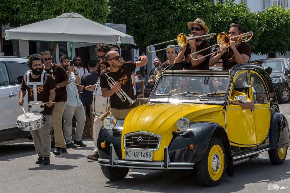 2Cv SoundTruck & DJ Dee