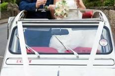Wedding in 2cv