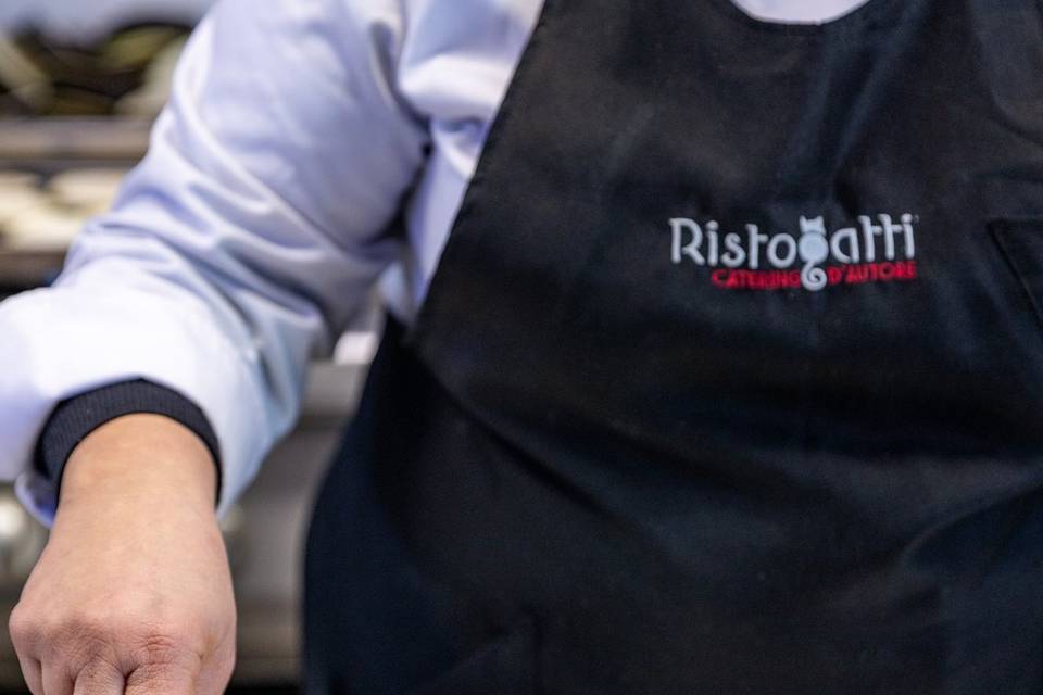 chef al lavoro su piatto polpo