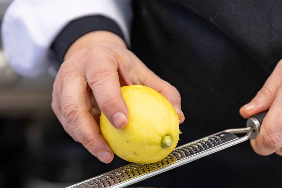 chef grattugia limone pasta pesce