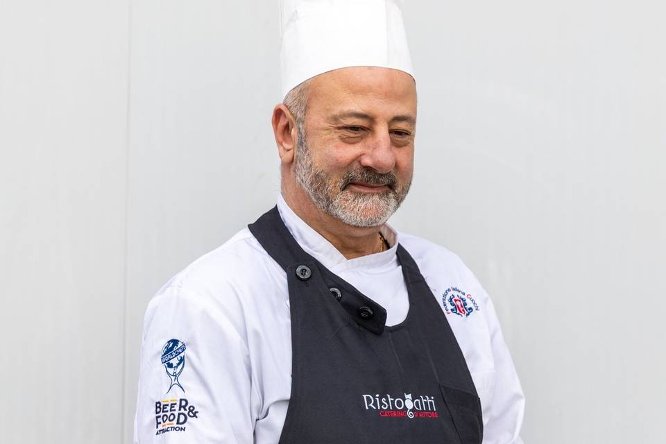 chef presenta piatto finito in piedi
